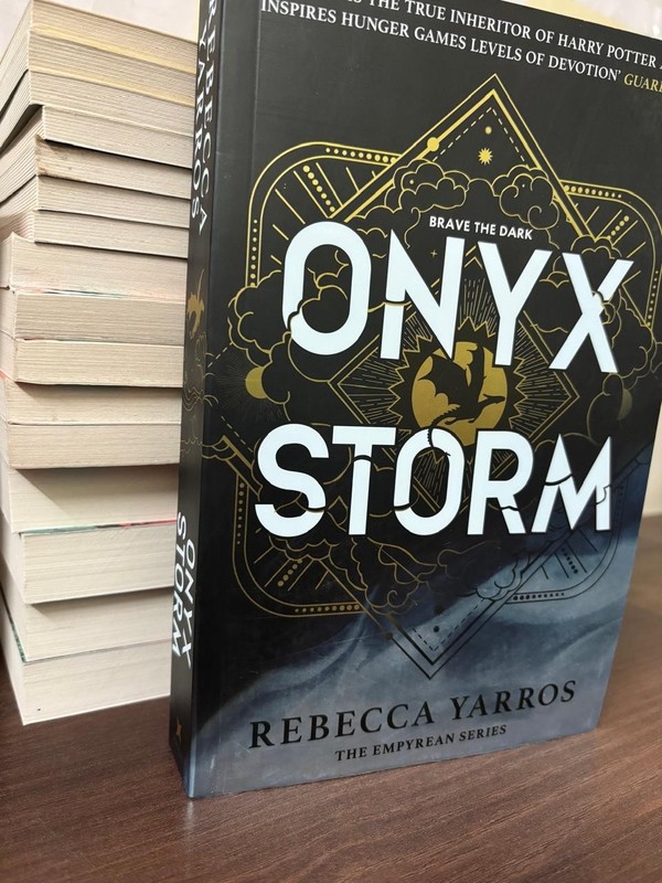 Onyx Storm Paperback By Rebecca Yarros free shipping gallery