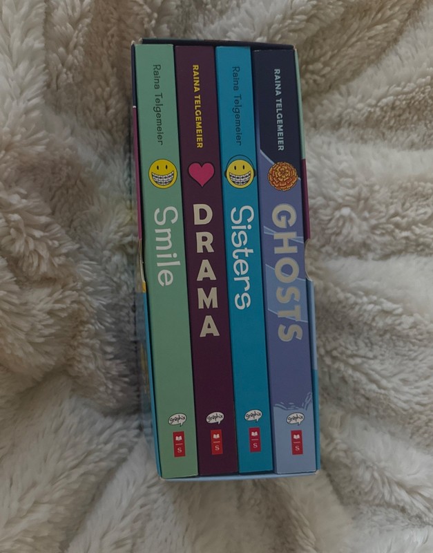 Raina Telgemeier Collection 5 Book Set [Smile, Drama, Sisters, Ghosts, Guts]