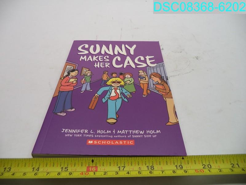 Sunny Makes Her Case: A Graphic Novel Paperback #5 9781338792447