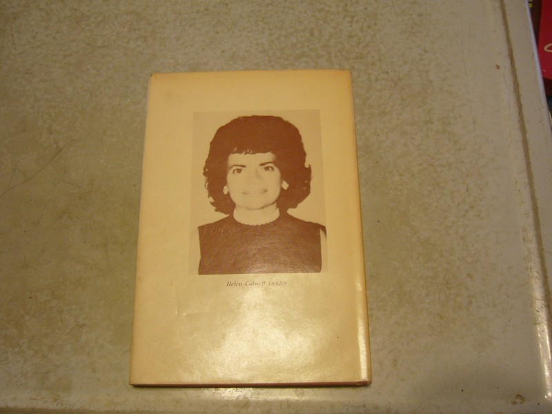 COUNTRY LIVING Oakley, Helen Colwell 1978 First Edition HC/DJ 61 Pages gallery